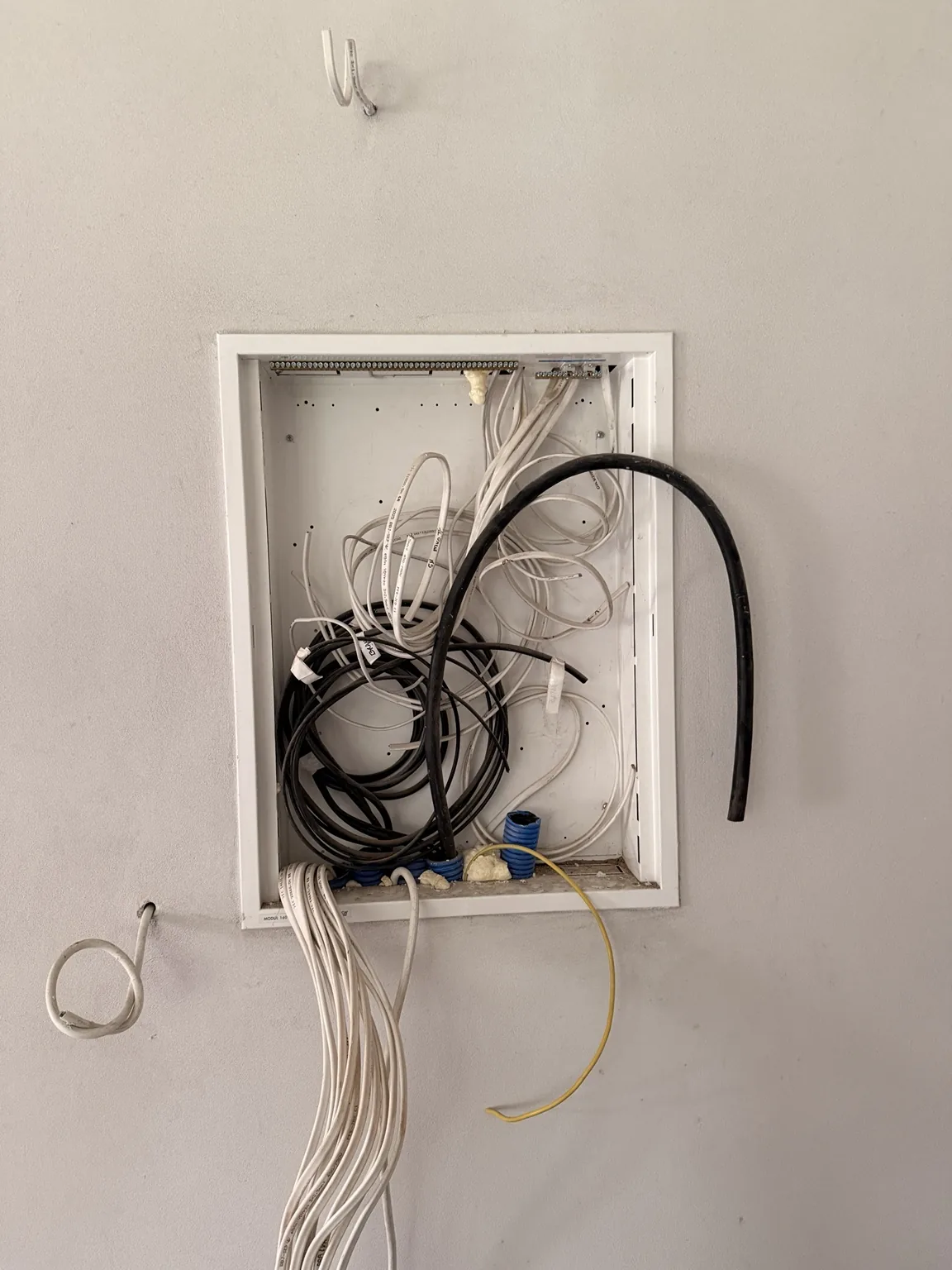 Szafa teletechniczna na etapie przygotowania okablowania.
