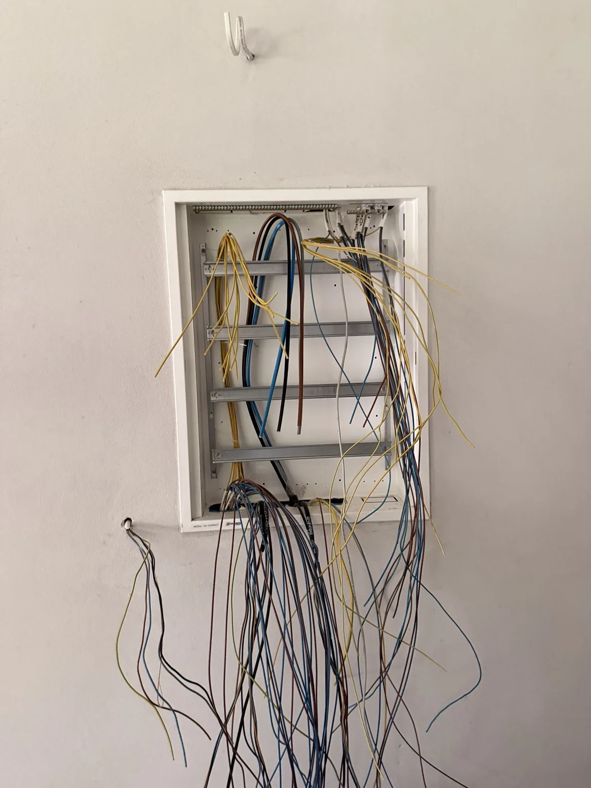 Szafa teletechniczna na kolejnym etapie prac z wyprowadzonymi przewodami.